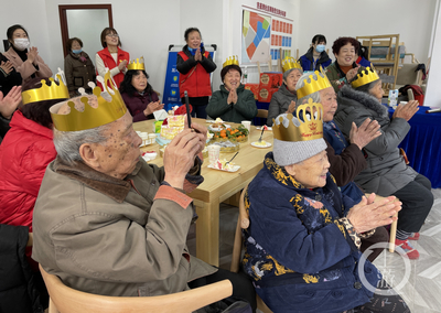 社区新生活|为高龄独居老人举办集体生日会 “微益案”公益项目探索居家和社区养老互助模式